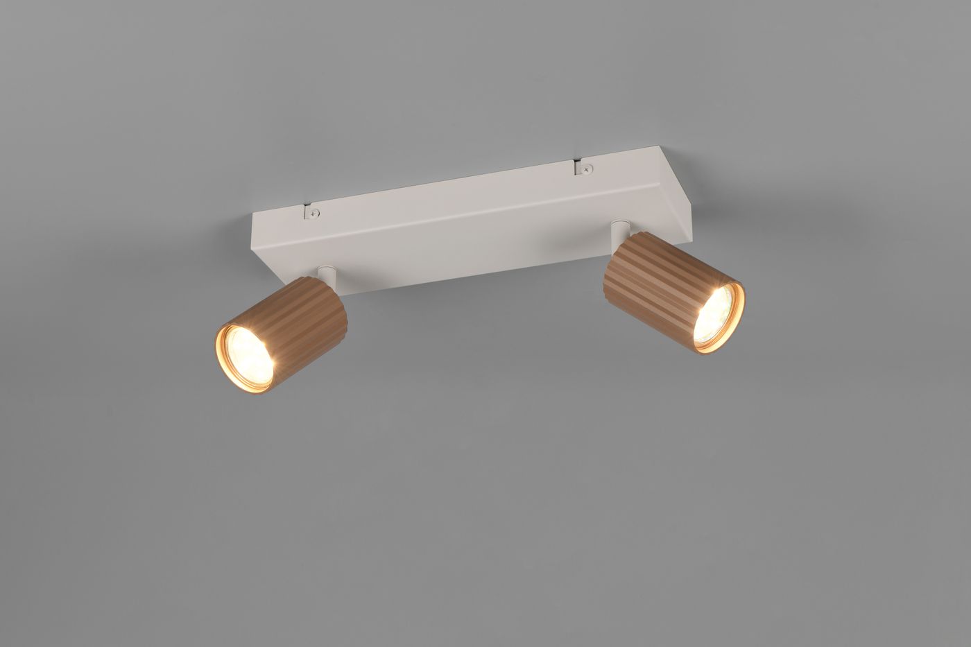 Lampa sufitowa Soka w kolorze szarym z dwoma reflektorami GU10 o brązowych, teksturowanych kloszach. Produkt zamontowany na prostokątnej, białej podstawie, widoczny z góry. Idealny do oświetlenia nowoczesnych wnętrz.