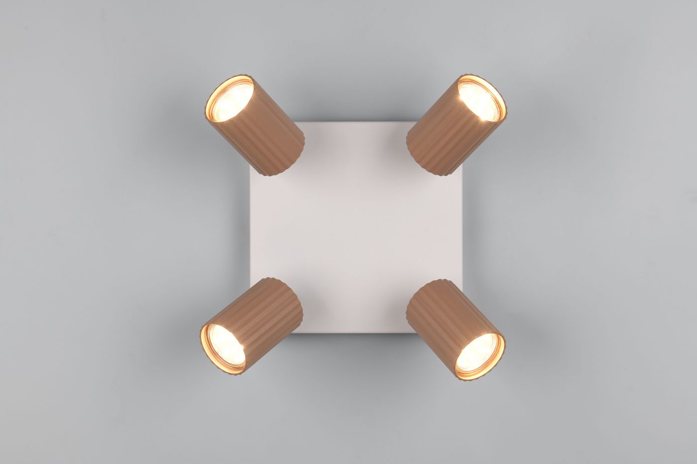 Lampa sufitowa Soka z czterema reflektorami GU10 w kolorze szarym i kawowym. Ustawiona na kwadratowej podstawie, reflektory mają teksturowane wykończenie. Ujęcie z góry, ukazujące całość produktu na jednolitym tle.