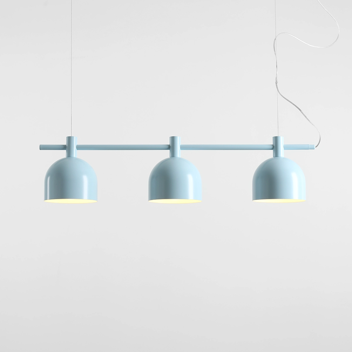 Lampa wisząca Beryl w kolorze błękitnym z trzema kloszami E27. Zawieszona na cienkim przewodzie, z prostą metalową konstrukcją. Klosze mają zaokrąglony kształt, a wewnętrzna strona jest jasna, co zapewnia równomierne oświetlenie.