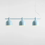 Lampa wisząca Beryl w kolorze błękitnym z trzema kloszami E27. Zawieszona na cienkim przewodzie, z prostą metalową konstrukcją. Klosze mają zaokrąglony kształt, a wewnętrzna strona jest jasna, co zapewnia równomierne oświetlenie.