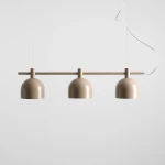 Lampa wisząca Beryl w kolorze beżowym z trzema kloszami o kształcie półkulistym, zawieszona na poziomej rurze. Wisi na cienkim przewodzie, idealna do nowoczesnych wnętrz.