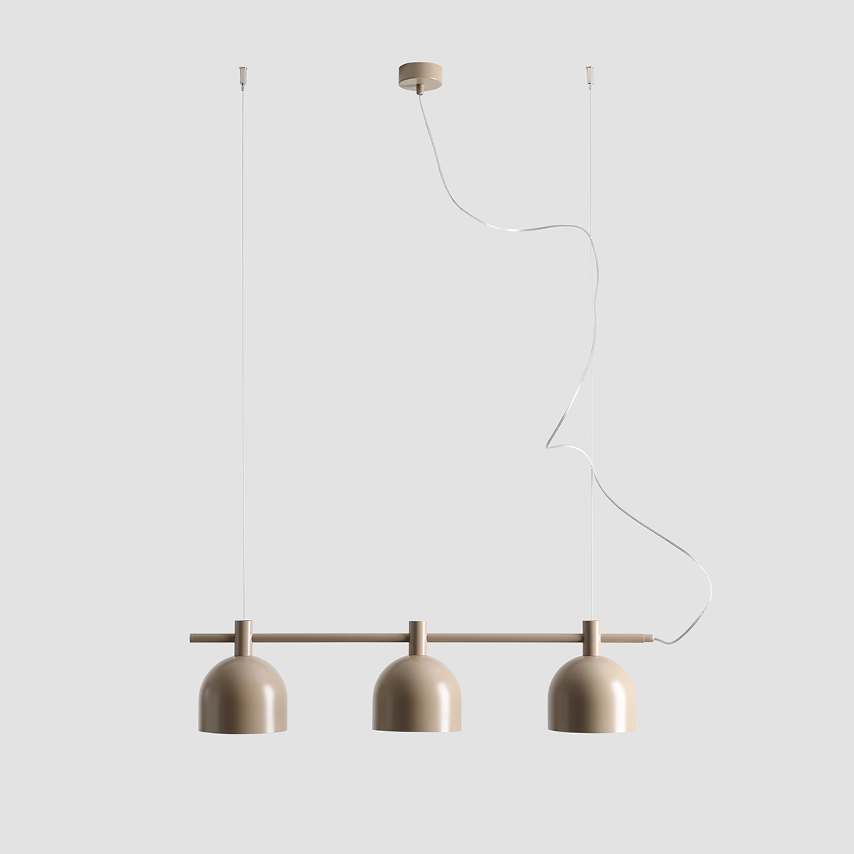 Lampa wisząca Beryl w kolorze beżowym z trzema kloszami, zawieszona na cienkich linkach. Okrągłe klosze w matowym wykończeniu, zamontowane na prostym, poziomym ramieniu. U góry widoczny sufitowy uchwyt. Idealna do nowoczesnych wnętrz.