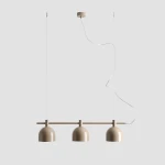 Lampa wisząca Beryl w kolorze beżowym z trzema kloszami, zawieszona na cienkich linkach. Okrągłe klosze w matowym wykończeniu, zamontowane na prostym, poziomym ramieniu. U góry widoczny sufitowy uchwyt. Idealna do nowoczesnych wnętrz.