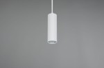 Lampa wisząca Soka w kolorze białym, o cylindrycznym kształcie z pionowymi żłobieniami. Ujęcie frontalne, zawieszona na białym przewodzie. Wyposażona w jedno gniazdo GU10, z metalowym wykończeniem u dołu. Tło w odcieniu szarym.