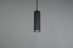Lampa wisząca Soka w kolorze czarnym, o cylindrycznym kształcie z teksturowanym wykończeniem. Ujęcie frontalne, zawieszona na cienkim przewodzie, z widocznym źródłem światła GU10 na dole. Prosty, nowoczesny design.