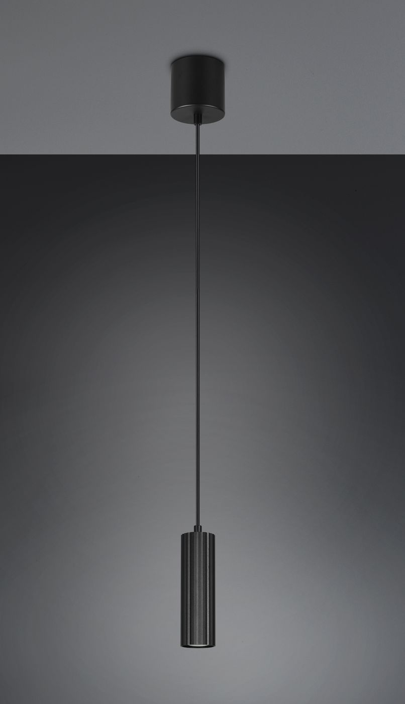 Lampa wisząca Soka w kolorze czarnym, z metalowym cylindrycznym kloszem, zawieszona na cienkim przewodzie. Ujęcie frontalne, produkt zamontowany na suficie, minimalistyczny design, przeznaczona do żarówki GU10.