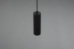 Czarna lampa wisząca Soka z jednym gniazdem GU10, o cylindrycznym kształcie z teksturowaną powierzchnią. Produkt zawieszony w pozycji pionowej na cienkim przewodzie, na jednolitym tle.