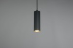 Lampa wisząca Soka w kolorze czarnym z pojedynczym źródłem światła GU10. Cylindryczny kształt z fakturowaną powierzchnią, zawieszona na cienkim kablu, emituje światło z dolnej części. Tło jasnoszare, minimalistyczne.