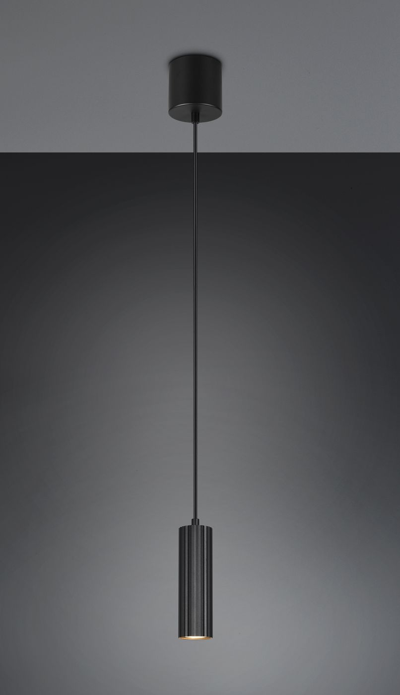 Lampa wisząca Soka w kolorze czarnym z jedną oprawą GU10. Cylindryczny kształt z rowkowaną powierzchnią, zwisająca na cienkim przewodzie z okrągłym mocowaniem sufitowym. Tło w ciemnym odcieniu, podkreślające elegancki design.