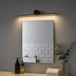 Kinkiet Artist L40,5 LED 6W 4000K IP44 w kolorze czarnym, umieszczony nad prostokątnym lustrem. Oświetlenie emituje ciepłe światło, a w tle widoczne są kosmetyki oraz elementy aranżacji łazienki na gładkiej, jasnej ścianie.