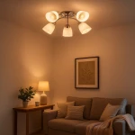 Portos lampa sufitowa 5xE14 w chromowanej obudowie, z pięcioma białymi kloszami, zamontowana na suficie. Oświetlenie w ciepłym, przytulnym wnętrzu z sofą i stolikiem, na tle jasnej ściany.