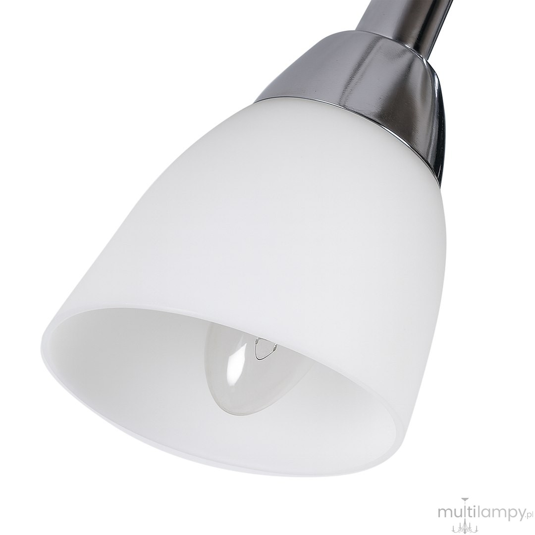 Lampa sufitowa Portos 5xE14 w chromowanej oprawie z białymi kloszami o kształcie stożka. Ujęcie z boku, zbliżenie na detal klosza i źródła światła, podkreślające nowoczesny design.