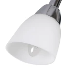 Lampa sufitowa Portos 5xE14 w chromowanej oprawie z białymi kloszami o kształcie stożka. Ujęcie z boku, zbliżenie na detal klosza i źródła światła, podkreślające nowoczesny design.