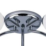 Lampa sufitowa Portos z pięcioma oprawami E14, chromowana. Posiada okrągłą podstawę i eleganckie, zaokrąglone klosze. Ujęcie z dołu, ukazuje detale mocowania i wykończenia. Idealna do nowoczesnych wnętrz.
