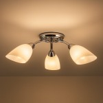 Lampa sufitowa Portos z trzema kloszami E14 w kolorze chromu. Klosze w kształcie stożka, białe, matowe. Produkt zamontowany na okrągłej, metalowej podstawie. Ujęcie z dołu, ukazujące całość konstrukcji.