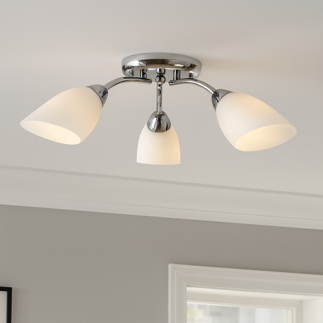 Portos lampa sufitowa 3xE14 w chromowanej obudowie z trzema kloszami w kształcie stożka, wykonanymi z matowego szkła. Lampa montowana sufitowo, z wykończeniem w eleganckim stylu, idealna do nowoczesnych wnętrz.
