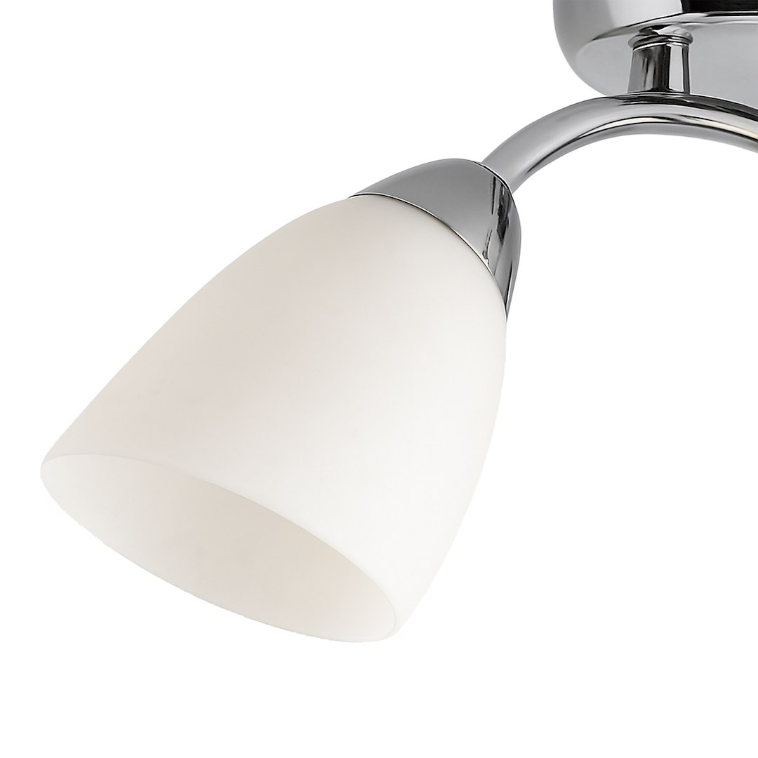 Lampa sufitowa Portos 3xE14 w chromowanej oprawie. Klosze w kształcie stożka, wykonane z matowego szkła, osadzone na eleganckich, łukowatych ramionach. Ujęcie z boku, ukazujące detale klosza i metalowej konstrukcji.