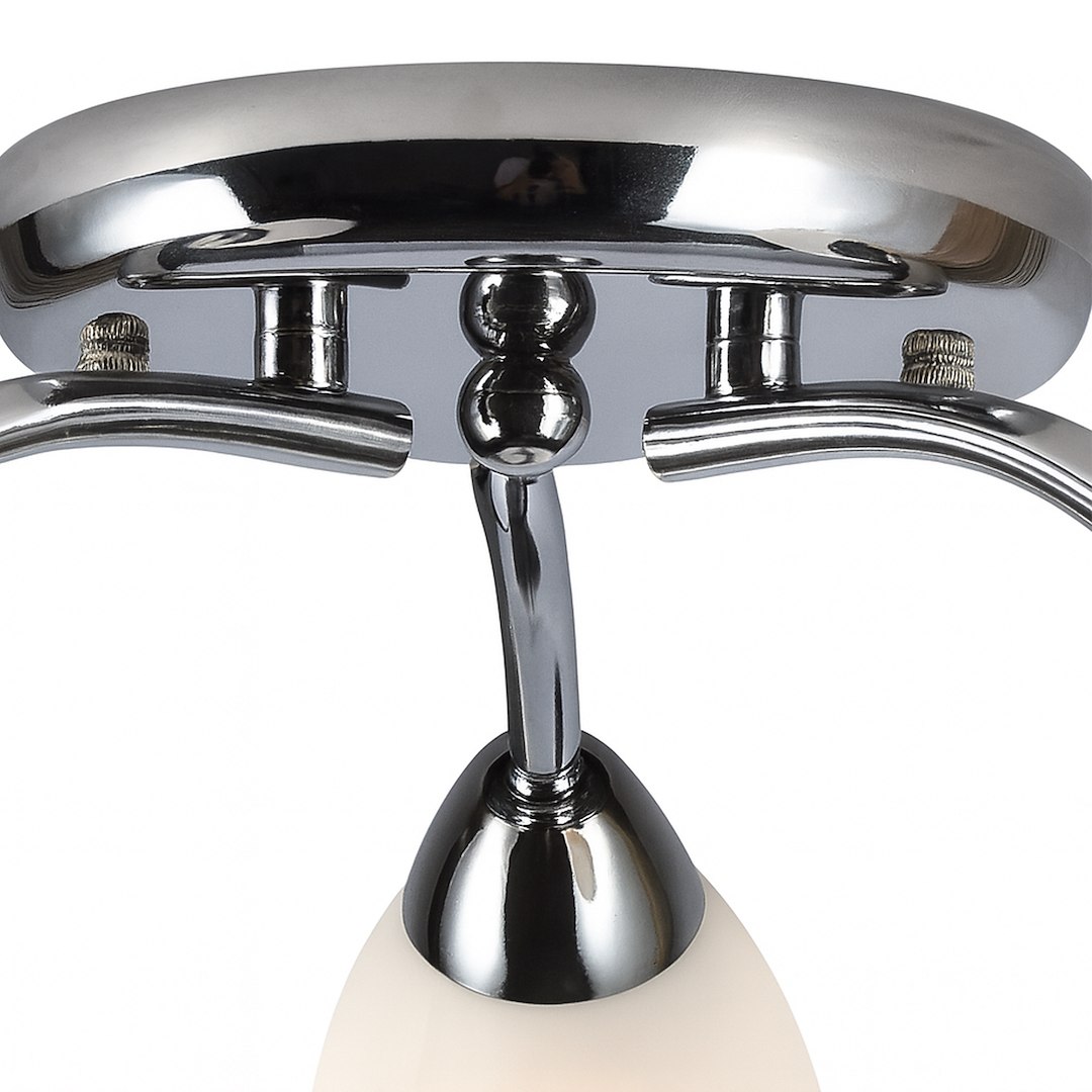 Lampa sufitowa Portos w kolorze chromowanym, z trzema mocowaniami na żarówki E14. Posiada okrągłą, metalową podstawę oraz eleganckie, zaokrąglone klosze w odcieniu białym. Ujęcie z góry, pokazujące szczegóły mocowania i stylowy design.