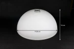 Klosz szklany Aris w kształcie półkuli, biały, o średnicy 30 cm i wysokości 14 cm. Na górze znajduje się otwór o średnicy 4,2 cm. Produkt leży na czarnym tle, co podkreśla jego prostą, elegancką formę.