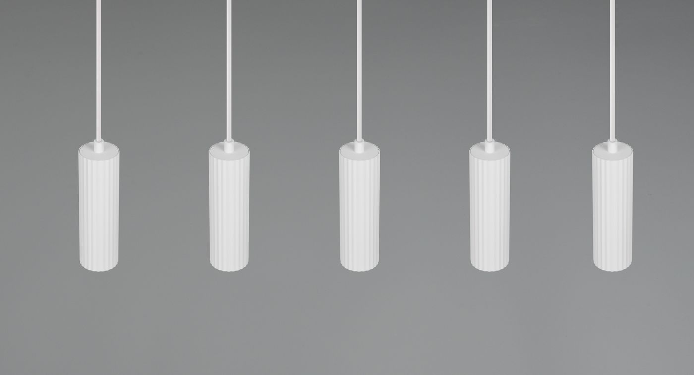 Lampa wisząca Soka z pięcioma białymi kloszami w kształcie cylindrów, zawieszona na cienkich białych linkach. Klosze mają delikatną teksturę i są umieszczone w równych odstępach. Tło w odcieniu szarości.