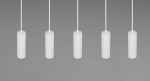 Lampa wisząca Soka z pięcioma białymi kloszami w kształcie cylindrów, zawieszona na cienkich białych linkach. Klosze mają delikatną teksturę i są umieszczone w równych odstępach. Tło w odcieniu szarości.