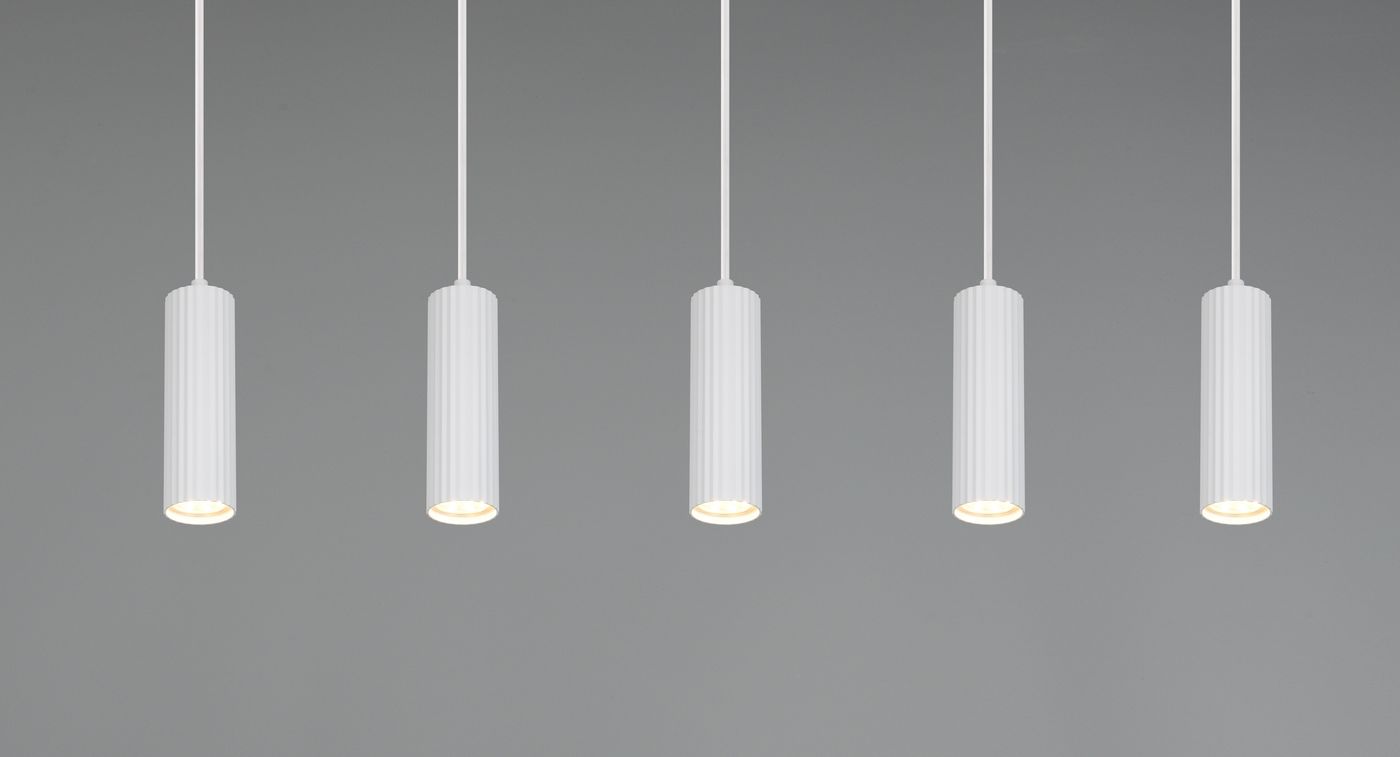 Lampa wisząca Soka w kolorze białym, składająca się z pięciu cylindrycznych kloszy z widocznymi żarówkami GU10. Ułożona równolegle, zawieszona na cienkich linkach, z prostym, nowoczesnym designem. Tło w odcieniach szarości.