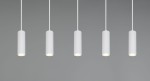 Lampa wisząca Soka w kolorze białym, składająca się z pięciu cylindrycznych kloszy z widocznymi żarówkami GU10. Ułożona równolegle, zawieszona na cienkich linkach, z prostym, nowoczesnym designem. Tło w odcieniach szarości.