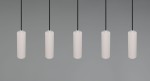 Lampa wisząca Soka w kolorze szarym z pięcioma cylindrycznymi kloszami, każdy z fakturą rowków. Produkt zawieszony na czarnych linkach, na jednolitym szarym tle. Idealna do nowoczesnych wnętrz.