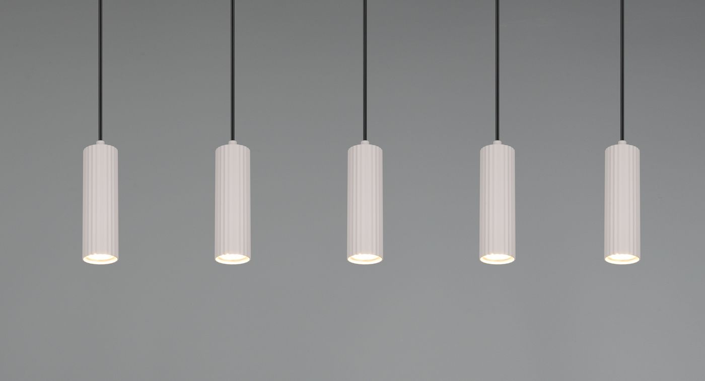 Lampa wisząca Soka w kolorze szarym z pięcioma cylindrycznymi kloszami, wisząca na czarnych przewodach. Klosze mają żłobioną fakturę i są przystosowane do żarówek GU10. Produkt zawieszony na jednolitym tle.