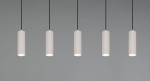 Lampa wisząca Soka w kolorze szarym z pięcioma cylindrycznymi kloszami, wisząca na czarnych przewodach. Klosze mają żłobioną fakturę i są przystosowane do żarówek GU10. Produkt zawieszony na jednolitym tle.