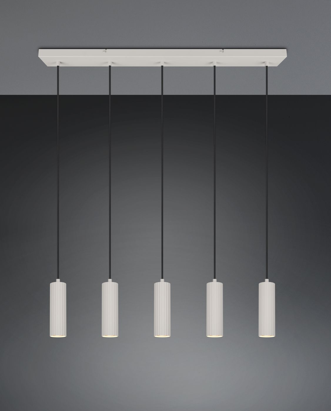 Lampa wisząca Soka z pięcioma źródłami światła GU10 w kolorze szarym. Cylindryczne klosze z teksturą na długich, czarnych zawieszkach. Montaż na prostokątnej, białej podstawie. Idealna do nowoczesnych wnętrz.