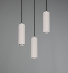 Lampa wisząca Soka z trzema cylindrycznymi kloszami w kolorze szarym, umieszczona na czarnych przewodach. Klosze mają teksturowaną powierzchnię z poziomymi żłobieniami. Produkt zawiera miejsca na żarówki GU10. Tło szare, minimalistyczne.
