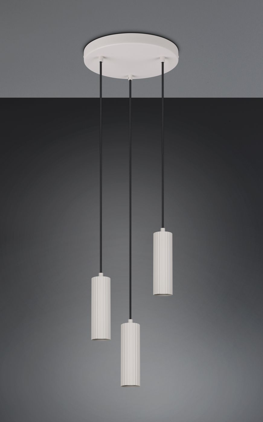 Lampa wisząca Soka w kolorze szarym z trzema kloszami GU10. Klosze mają cylindryczny kształt z pionowymi żłobieniami, zawieszone na cienkich, czarnych przewodach. Montaż na okrągłej, białej podsufitce.