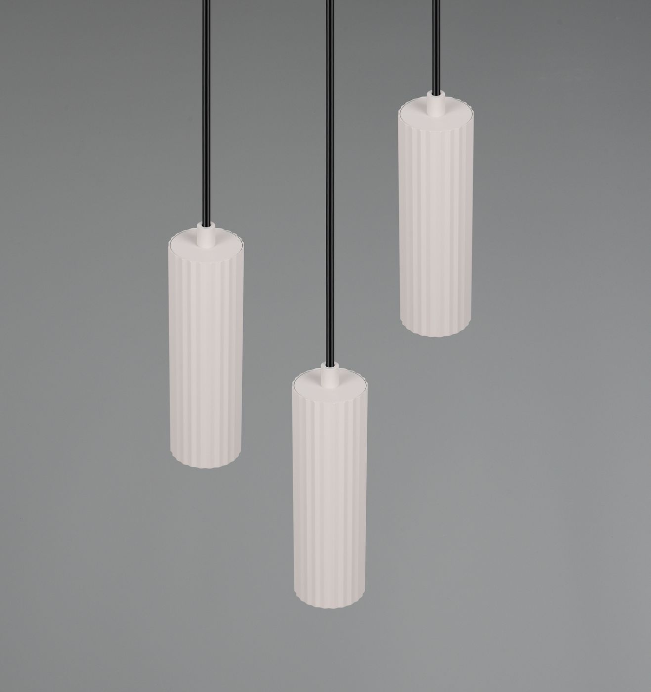 Lampa wisząca Soka z trzema cylindrycznymi kloszami w kolorze szarym, z fakturą pionowych żłobień. Klosze zawieszone na czarnych linkach, w układzie równoległym, na jednolitym tle. Przeznaczona do żarówek GU10.