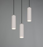 Lampa wisząca Soka z trzema cylindrycznymi kloszami w kolorze szarym, zawieszonymi na czarnych linkach. Klosze mają żłobioną fakturę i emitują ciepłe światło. Produkt zawiera oprawy na żarówki GU10. Tło w odcieniach szarości.
