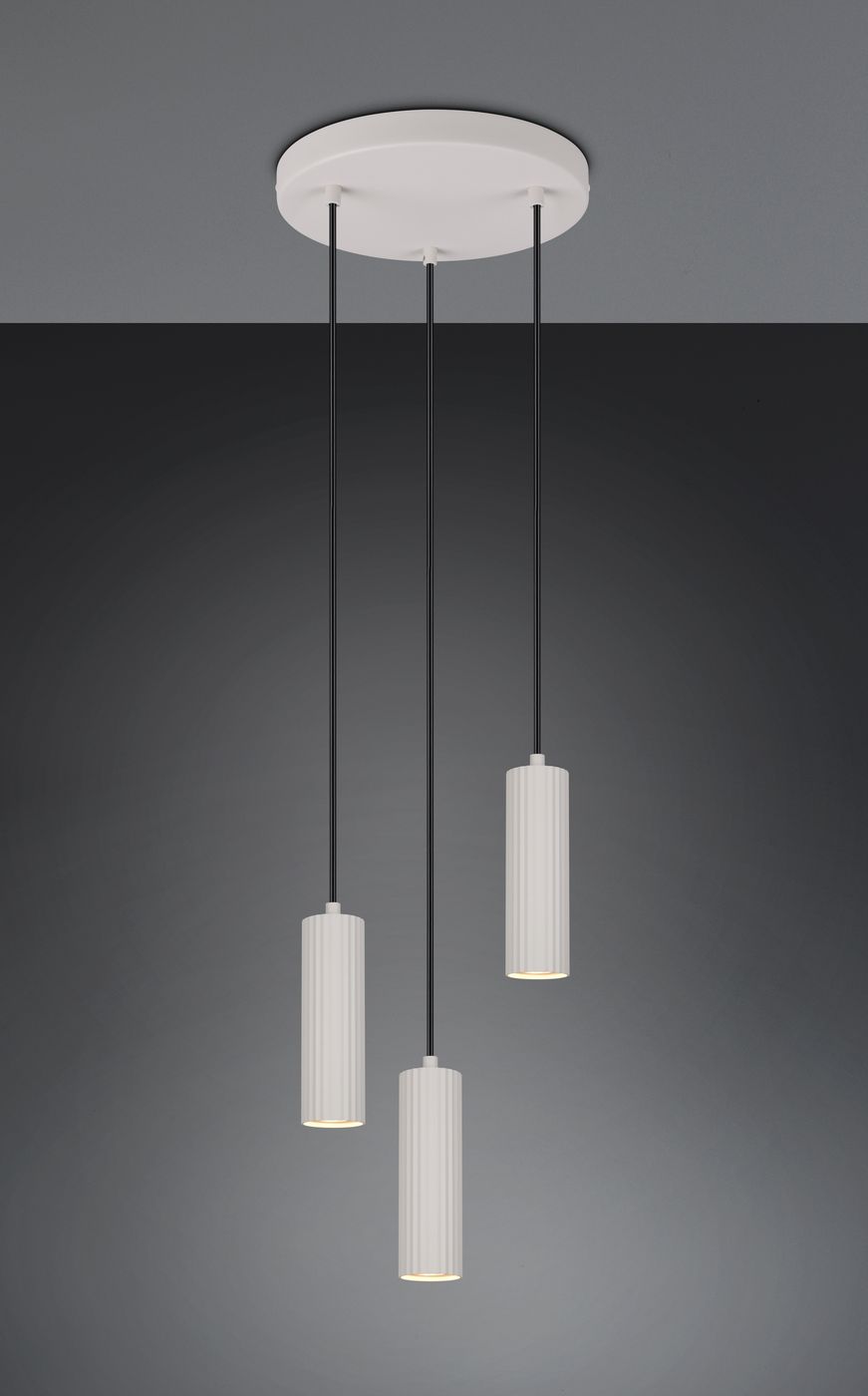 Lampa wisząca Soka w kolorze szarym z trzema cylindrycznymi kloszami, zawieszona na czarnych linkach. Klosze mają teksturowaną powierzchnię, a u góry znajduje się okrągła podsufitka w białym kolorze. Idealna do nowoczesnych wnętrz.