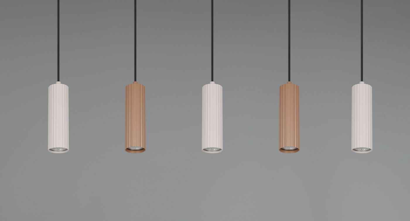 Lampa wisząca Soka z pięcioma oprawami GU10 w kolorze szarym i kawowym, o cylindrycznym kształcie. Elementy zawieszone na czarnych przewodach, z widocznymi detalami w formie rowków na powierzchni. Tło w odcieniu szarości.