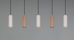 Lampa wisząca Soka z pięcioma oprawami GU10 w kolorze szarym i kawowym, o cylindrycznym kształcie. Elementy zawieszone na czarnych przewodach, z widocznymi detalami w formie rowków na powierzchni. Tło w odcieniu szarości.