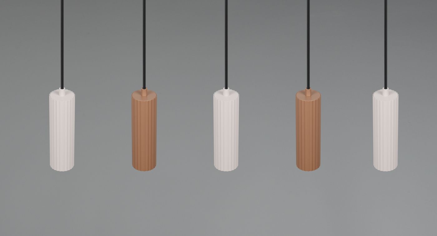 Lampa wisząca Soka z pięcioma oprawami GU10 w kolorze szarym i kawowym. Cylindryczne klosze o żłobionej fakturze, zawieszone na czarnych linkach. Ułożone równolegle, w minimalistycznym stylu. Tło w odcieniu szarości.