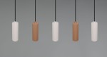 Lampa wisząca Soka z pięcioma oprawami GU10 w kolorze szarym i kawowym. Cylindryczne klosze o żłobionej fakturze, zawieszone na czarnych linkach. Ułożone równolegle, w minimalistycznym stylu. Tło w odcieniu szarości.