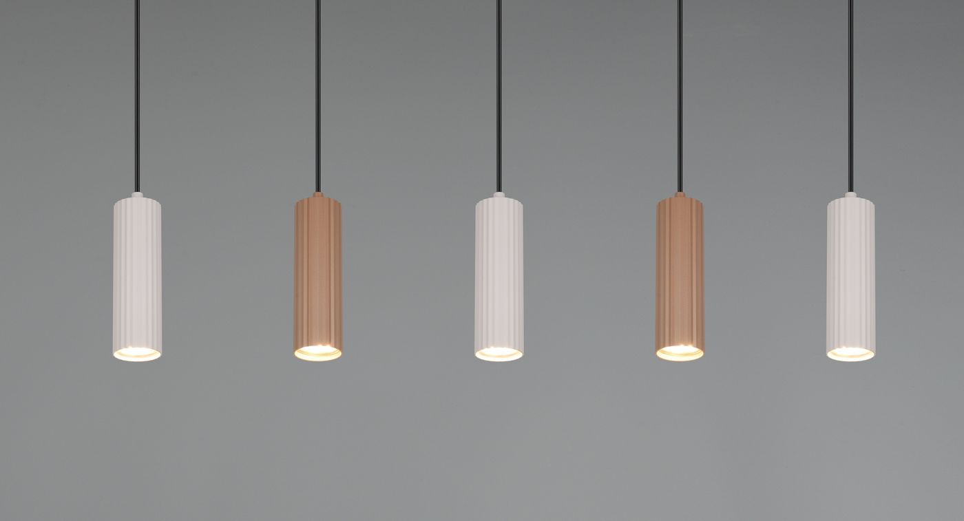 Lampa wisząca Soka z pięcioma kloszami w odcieniach szaro-kawowych, cylindrycznymi, zawieszona na czarnych linkach. Klosze mają teksturowaną powierzchnię, emitują światło z żarówek GU10, umieszczone w równych odstępach na jednolitym tle.