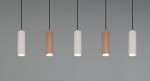 Lampa wisząca Soka z pięcioma kloszami w odcieniach szaro-kawowych, cylindrycznymi, zawieszona na czarnych linkach. Klosze mają teksturowaną powierzchnię, emitują światło z żarówek GU10, umieszczone w równych odstępach na jednolitym tle.