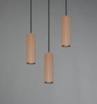 Lampa wisząca Soka z trzema cylindrycznymi kloszami w odcieniu szaro-kawowym, zawieszona na czarnych przewodach. Klosze mają teksturowaną powierzchnię i otwarte końce, co umożliwia kierowanie światła w dół. Tło w jasnoszarym kolorze.