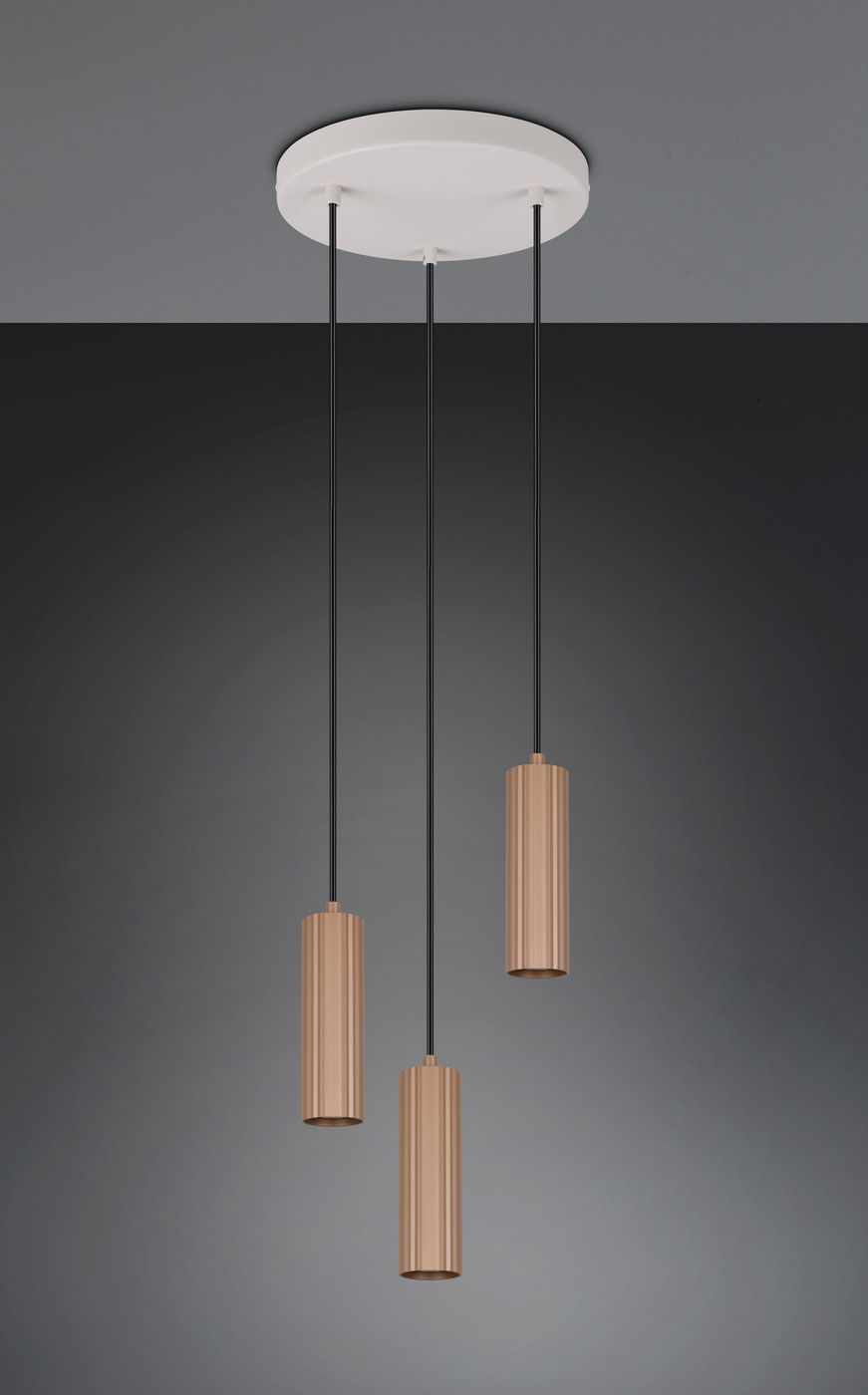 Lampa wisząca Soka z trzema cylindrycznymi kloszami w kolorze kawowym, zawieszona na czarnych przewodach. Montaż na okrągłej, białej podsufitce. Klosze mają teksturowaną powierzchnię, idealne do nowoczesnych wnętrz.