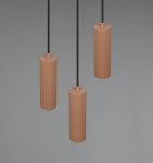 Lampa wisząca Soka w kolorze szaro-kawowym z trzema cylindrycznymi kloszami o żłobionej fakturze, zawieszona na czarnych przewodach. Klosze mają matowe wykończenie, co nadaje im nowoczesny wygląd.