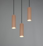 Lampa wisząca Soka z trzema cylindrycznymi kloszami w odcieniu szaro-kawowym, zawieszona na czarnych przewodach. Klosze mają wykończenie teksturowane, emitując ciepłe światło. Produkt prezentowany na jednolitym tle.