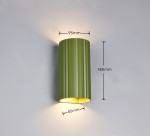 Kinkiet Soka w kolorze zielonym, o cylindrycznym kształcie z rowkami. Wymiary: 180 mm wysokości, 95 mm średnicy, 85 mm szerokości. Posiada dwa źródła światła GU10, montowany na ścianie, emitujący światło w górę i w dół.
