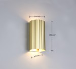 Kinkiet Soka w kolorze złotym, wykonany z metalowego materiału, o cylindrycznym kształcie z żłobieniami. Wymiary: wysokość 180 mm, średnica 95 mm, głębokość 85 mm. Montowany na ścianie, z dwoma miejscami na żarówki GU10.