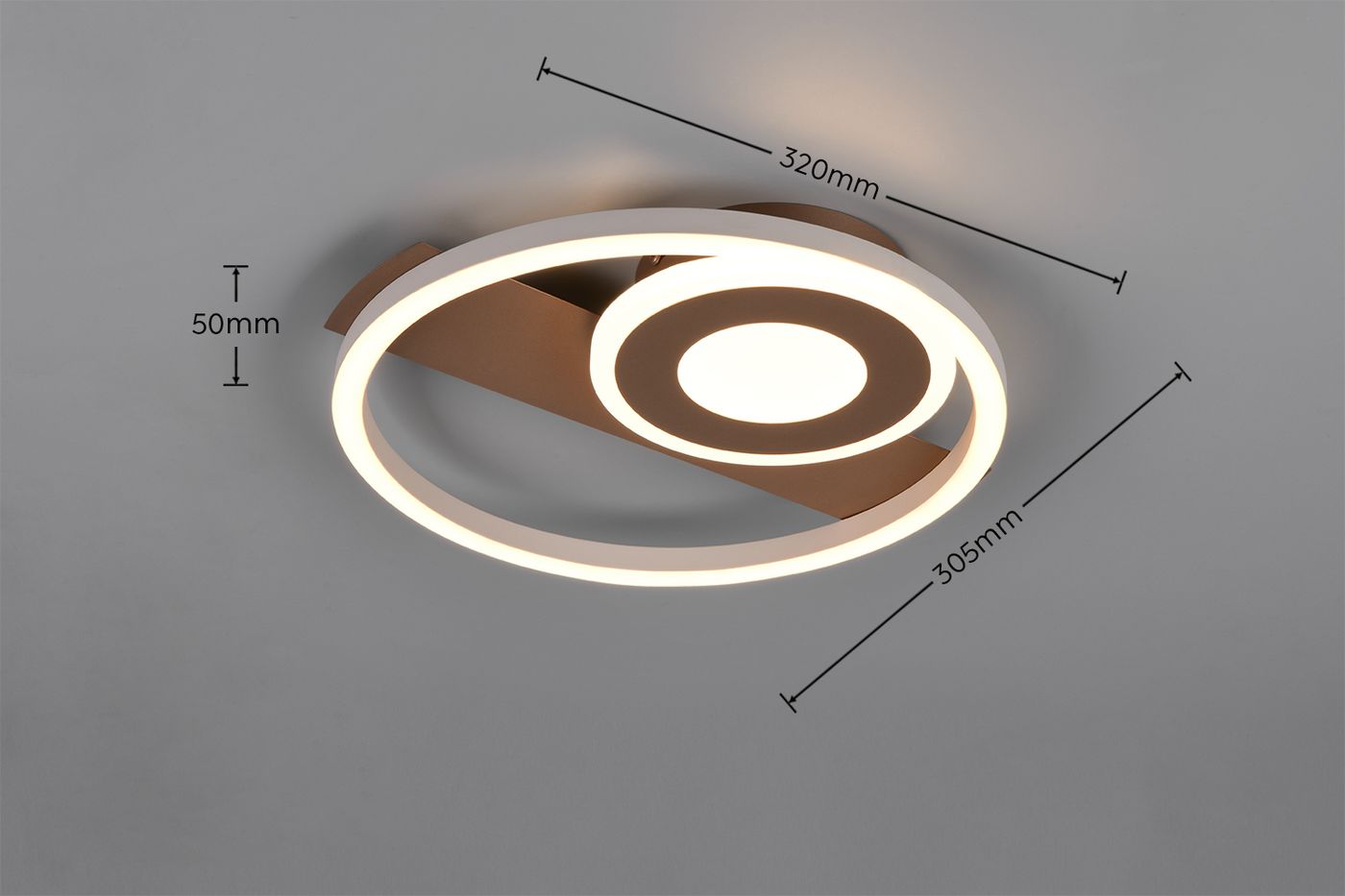 Lampa sufitowa Horus w kolorze kawowym, z trzema źródłami LED 22W. Okrągły kształt z podświetleniem, średnica 320mm, grubość 50mm. Zmniejszone, centralne źródło światła wkomponowane w większy pierścień. Montowana natynkowo na jasnym tle.