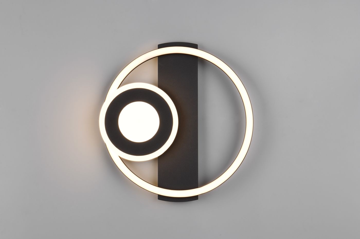 Lampa sufitowa Horus 3xLED 22W w kolorze czarnym, o nowoczesnym designie. Posiada okrągłe i półokrągłe elementy świetlne, zamontowana na prostokątnej podstawie. Widoczna struktura czarnego materiału i jasne diody LED.